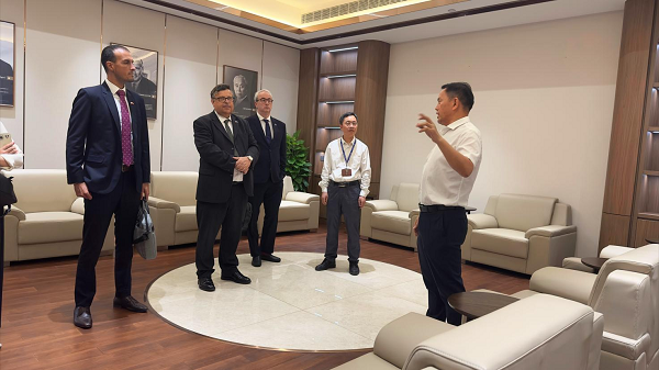 英国驻华贸易使节倪乐思(Lewis Neal)一行到访新葡的京集团8814vip光电